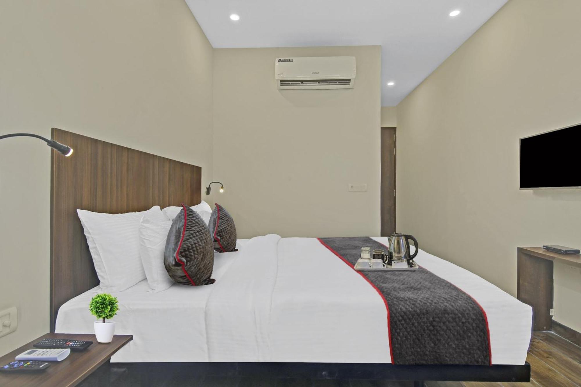 Townhouse Golden Frame Hotel Ghaziabad Exterior photo