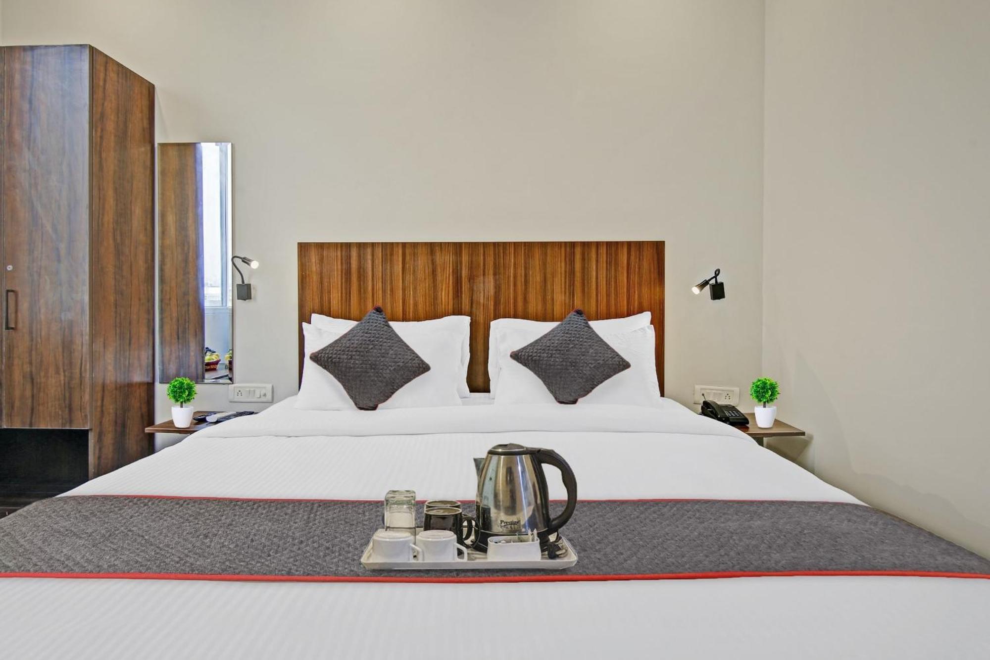 Townhouse Golden Frame Hotel Ghaziabad Exterior photo