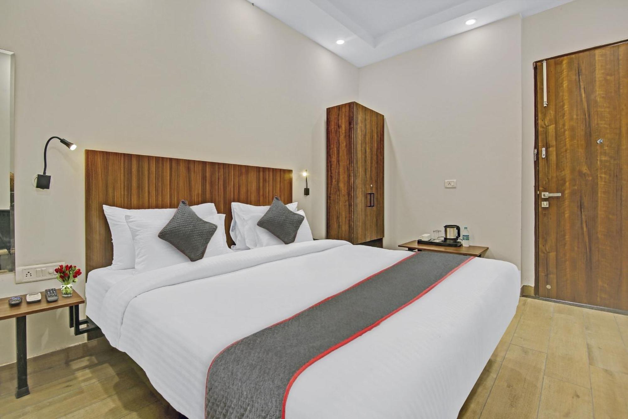 Townhouse Golden Frame Hotel Ghaziabad Exterior photo