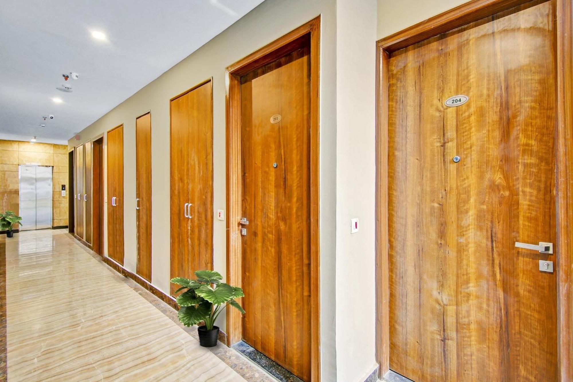 Townhouse Golden Frame Hotel Ghaziabad Exterior photo