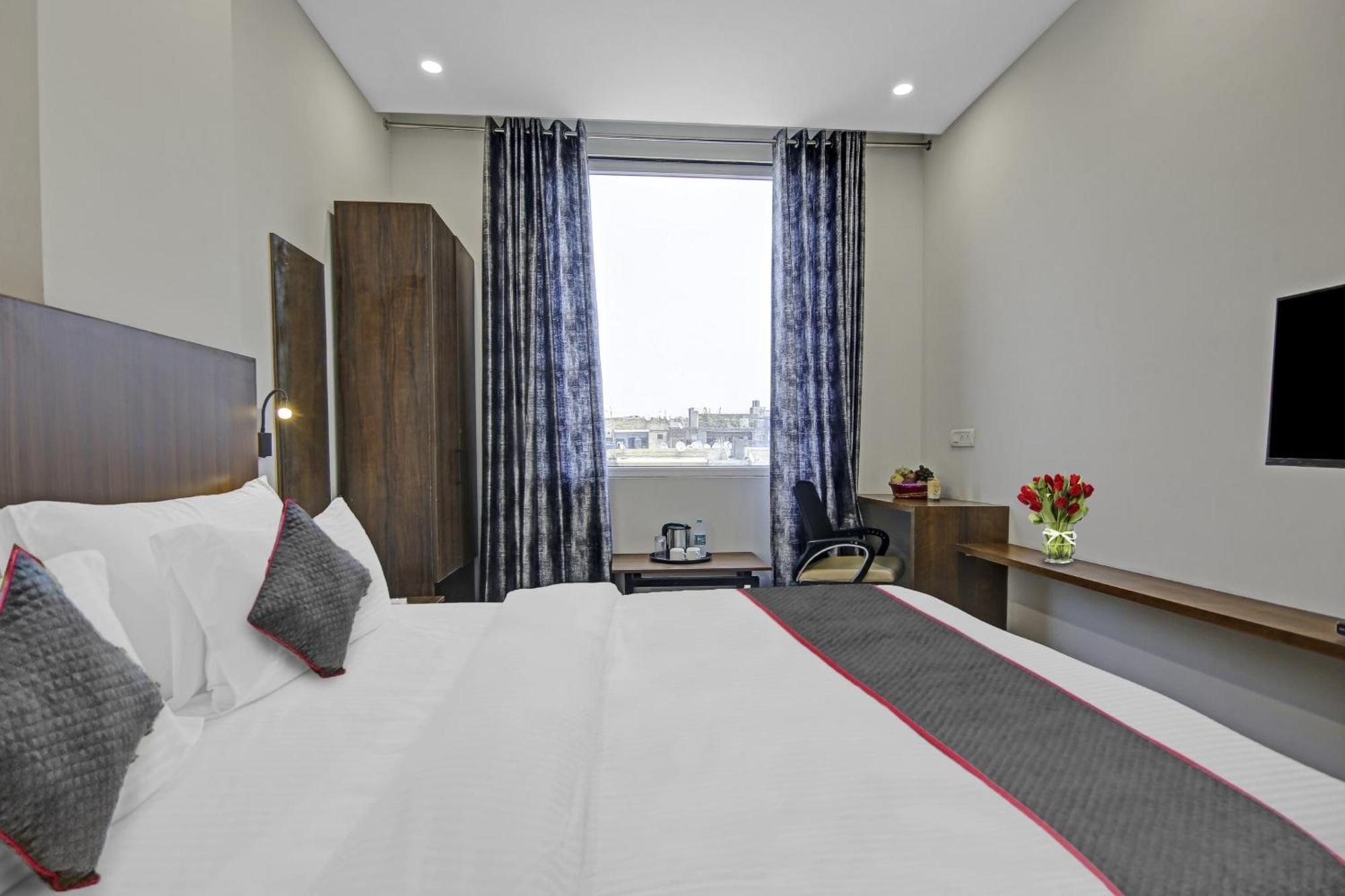 Townhouse Golden Frame Hotel Ghaziabad Exterior photo