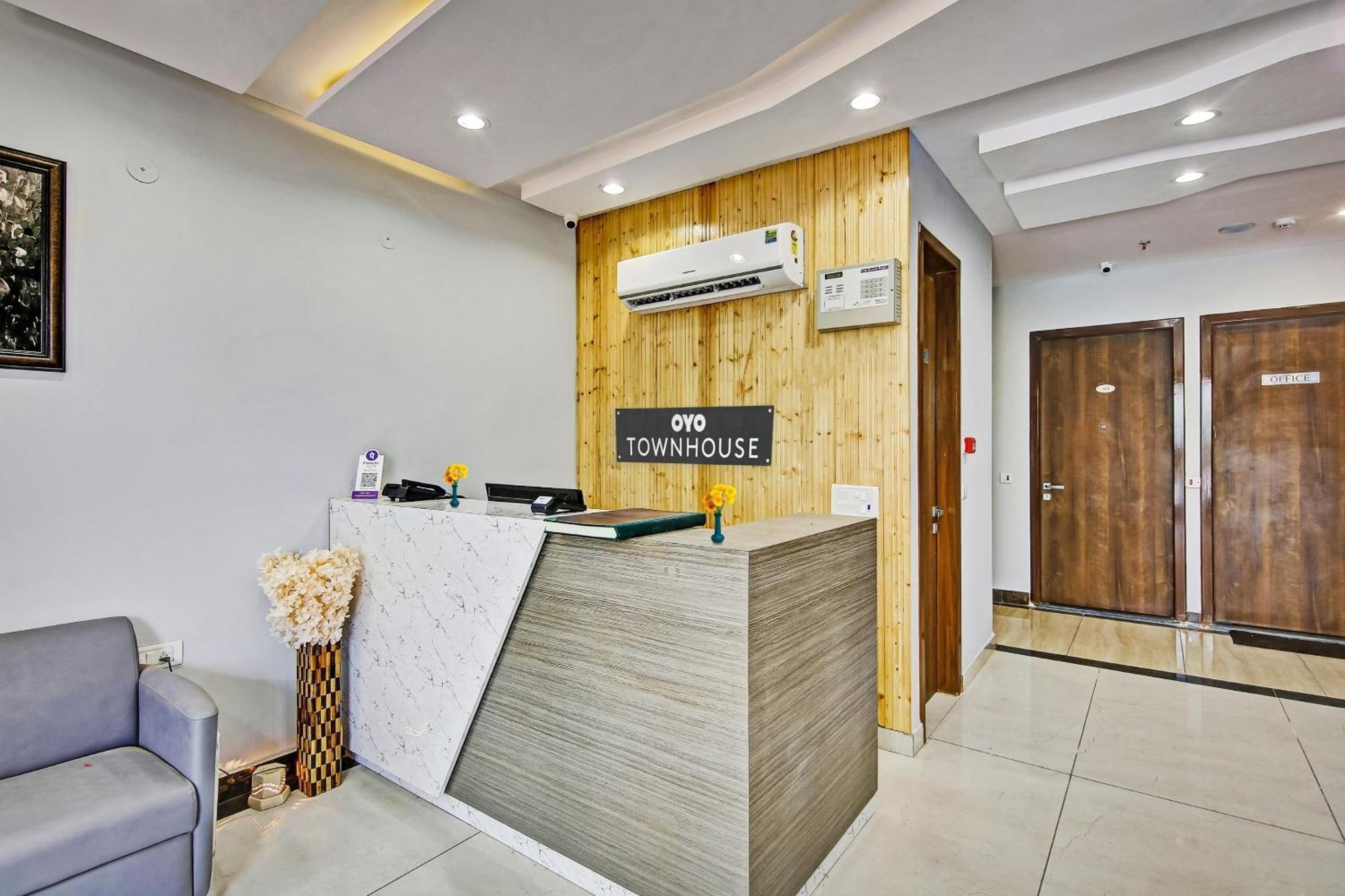 Townhouse Golden Frame Hotel Ghaziabad Exterior photo
