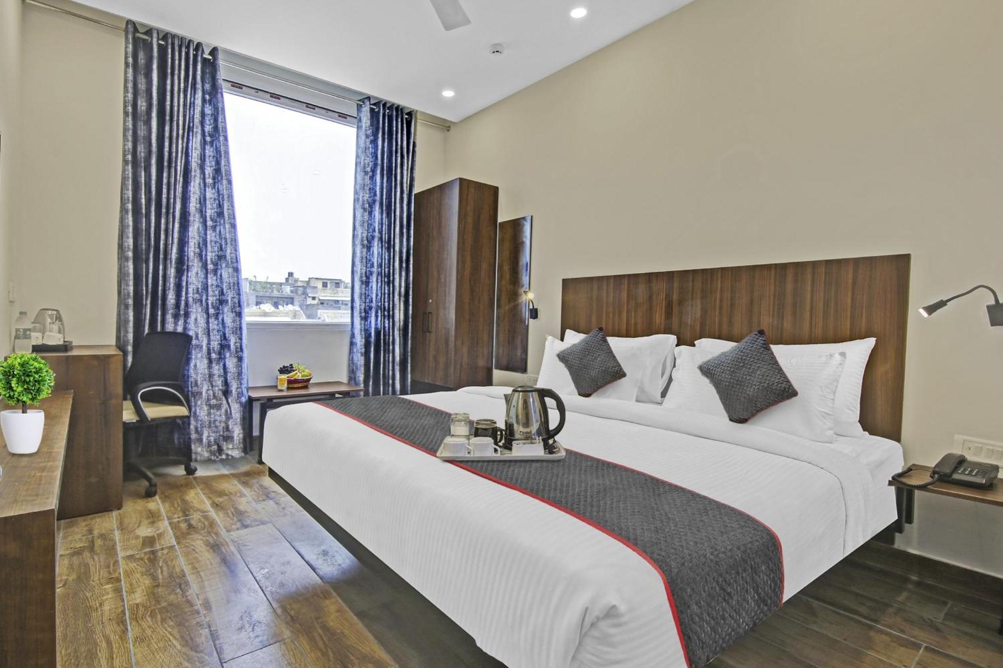 Townhouse Golden Frame Hotel Ghaziabad Exterior photo
