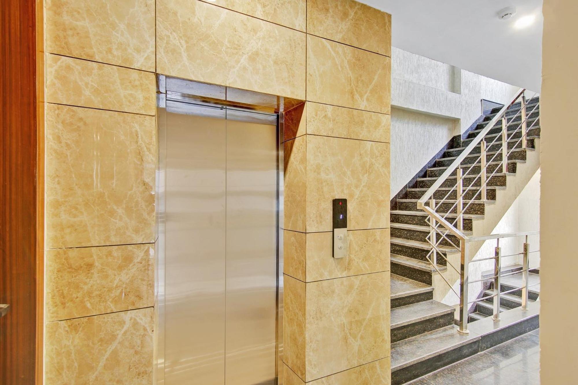 Townhouse Golden Frame Hotel Ghaziabad Exterior photo
